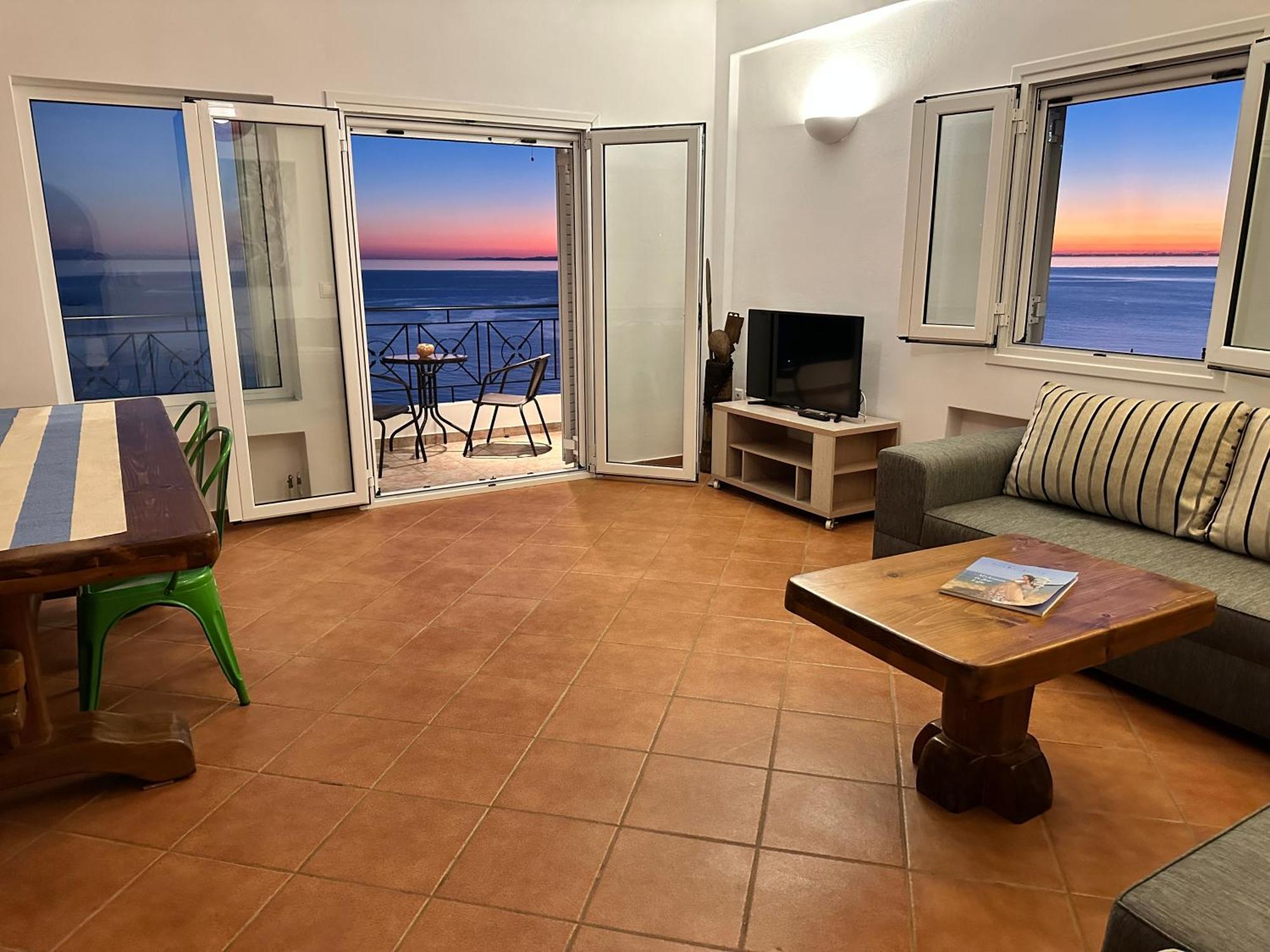 Roumers Himara Exterior photo